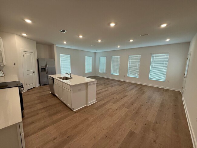 Building Photo - Free Wi-Fi for the first year! 4 Bed/2 Bat...