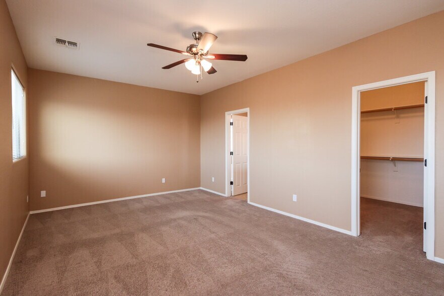 Building Photo - 6303 S 43rd Dr