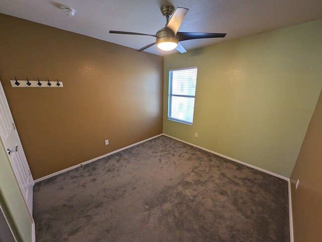 Building Photo - 3 Bedroom Home in the Waterford Square Com...