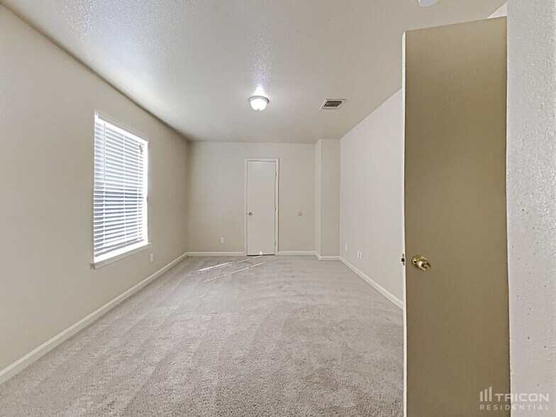 Building Photo - 9722 Spruce Ridge Dr