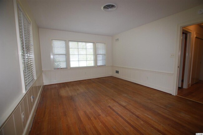 Building Photo - 402 50th Ave N