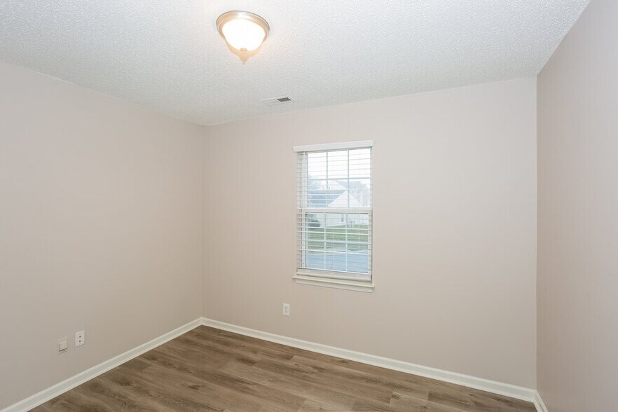 Building Photo - 5902 Shining Oak Ln