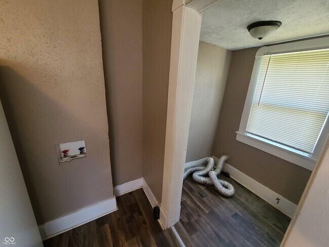 Building Photo - 516 W 28th St