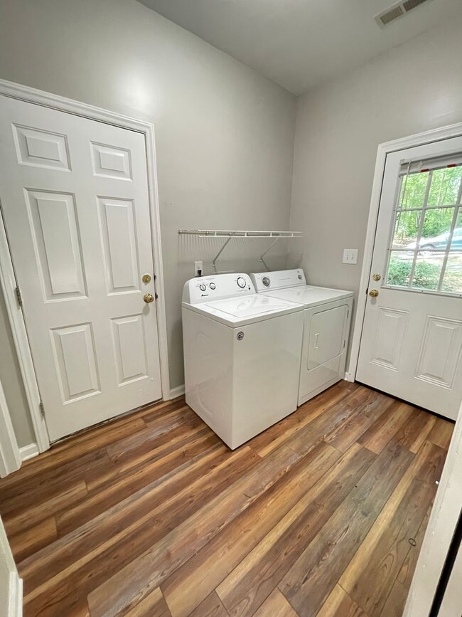 Building Photo - Charming, updated 3br house w/ separate ga...