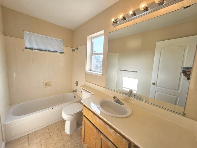 Building Photo - Spacious, well maintained Antioch home