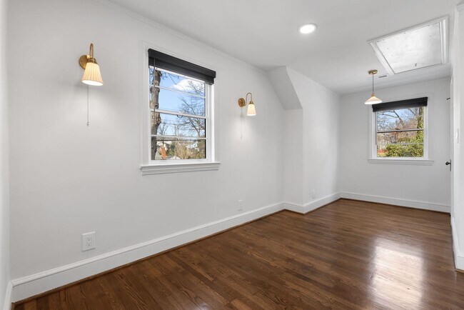 Building Photo - Heritage Historic - Unit B