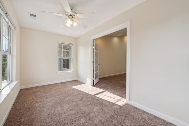 Building Photo - 1 Bedroom + 1 Full Bathroom Available at 3...