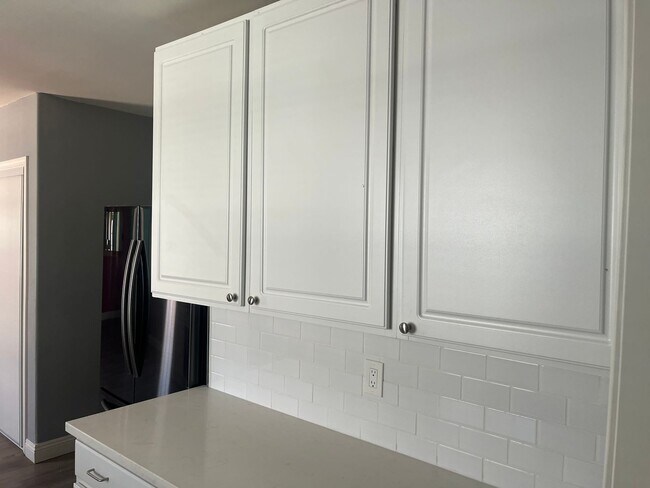 Building Photo - POOL HOME 3 BEDROOMS 3 BATHS