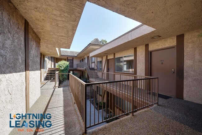 Building Photo - 14634 Magnolia-204B