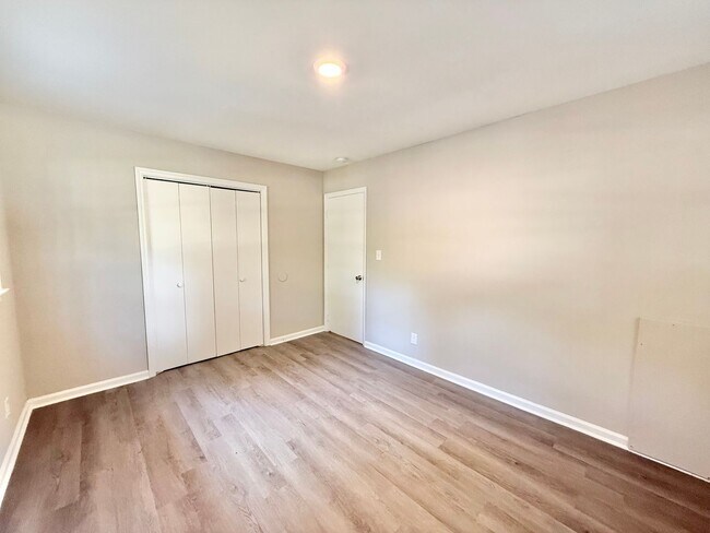 Building Photo - Newly Remodeled 2BD, 1BA Chapel Hill Apart...