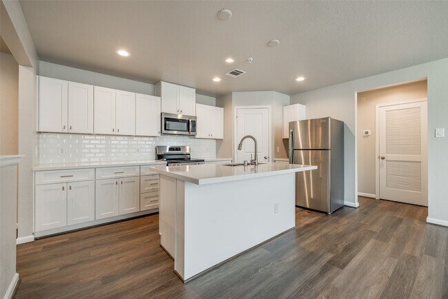 Building Photo - 221 Pk Pl Cir