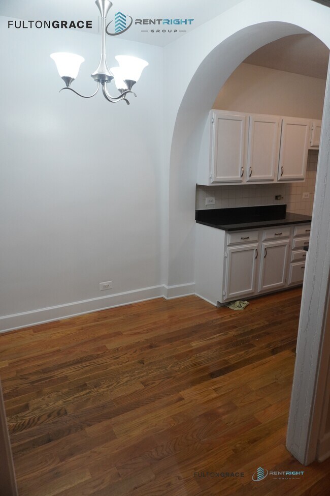 Building Photo - 426 W Briar Pl