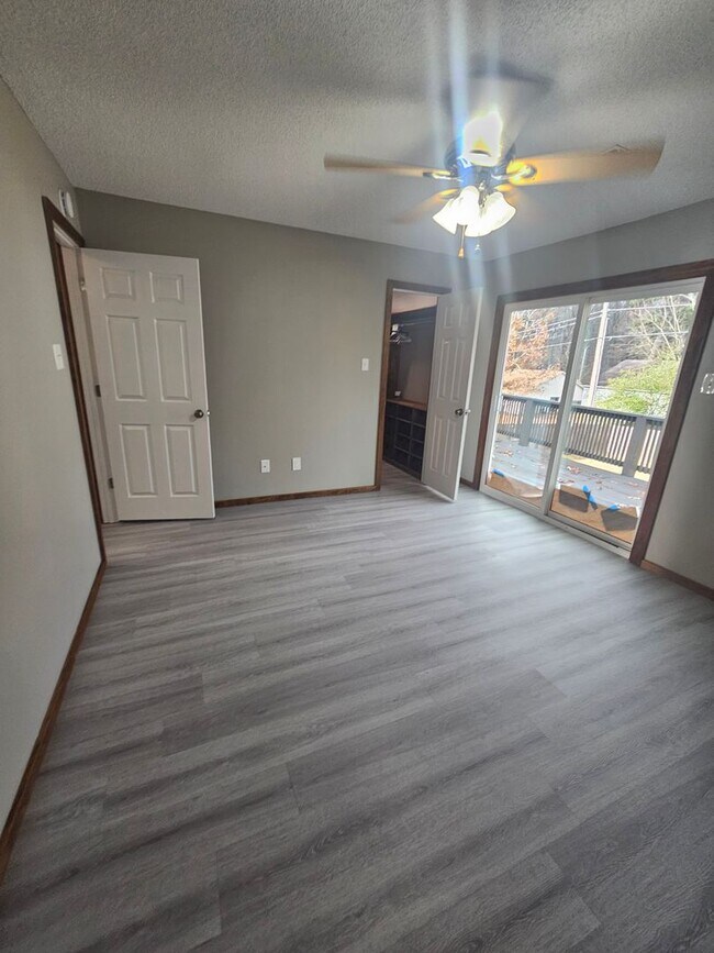 Building Photo - Home in Benton