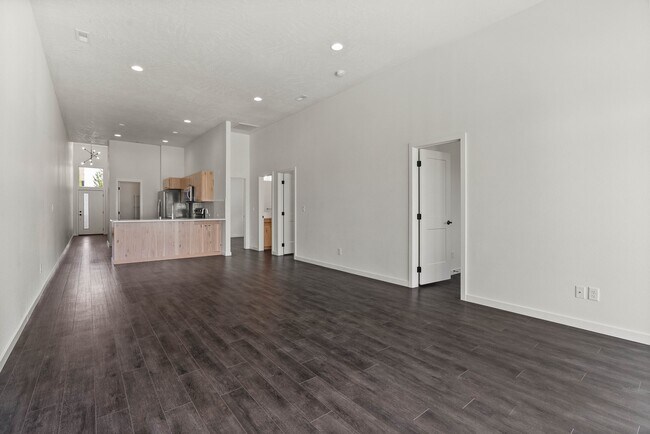 Building Photo - 604 S Crescent Ln