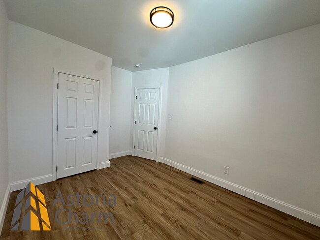 Building Photo - 3 Bedroom or 2 Bedroom with Den featuring Fenced Yard and Updated Kitchen