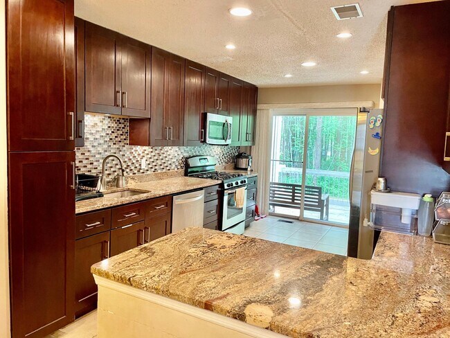 Building Photo - 102 Falcongate Dr