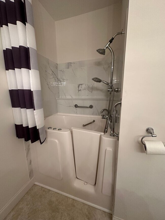 Building Photo - 3 Bedroom / 2 Bath Brick Home Kingsport, TN