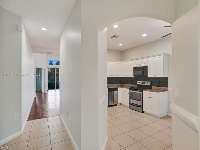 Building Photo - 4 br, 3.5 bath Townhome - 5127 Madison Lak...