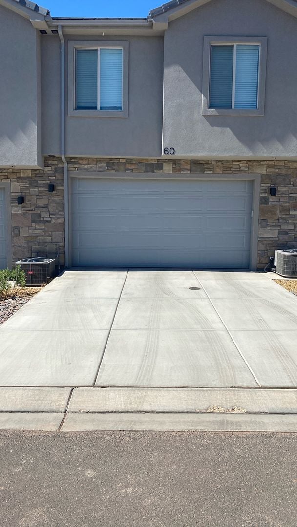 Building Photo - 3 Bed - 2.5 Bath, Large Townhome - 2 Car G...