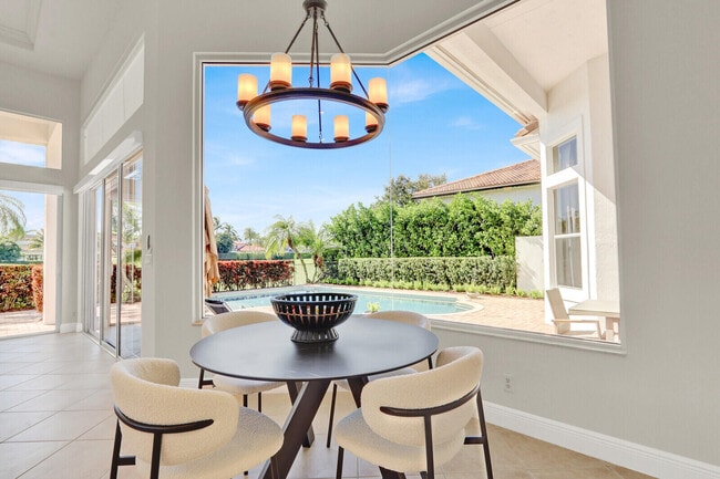 Building Photo - 528 Les Jardin Dr