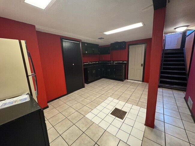 Building Photo - Huge 4 bedroom House with large garage