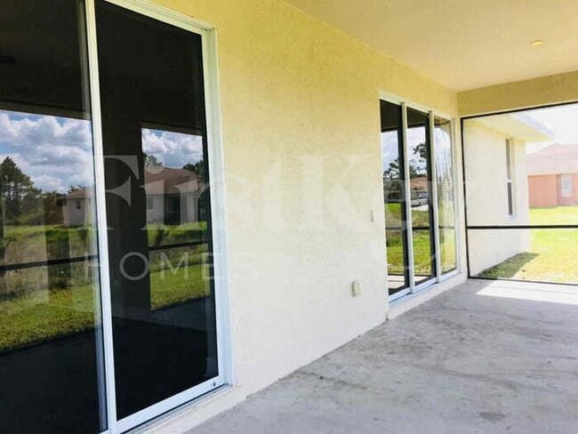 Building Photo - 1215 Dodwin St E