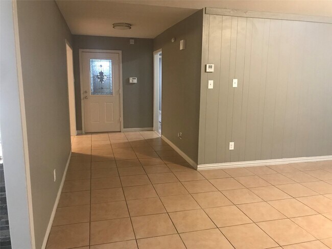 Building Photo - 8110 Streamside Dr