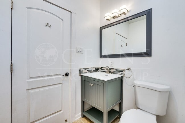 Building Photo - Charming 2 Bed, 2 Bath Home Near the World...