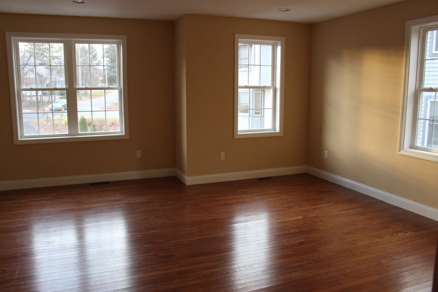 Living room with hardwood floor. - 1088 W Boylston St