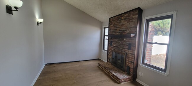 Building Photo - Spacious 3 Bedroom 2.5 Bath Townhome for RENT