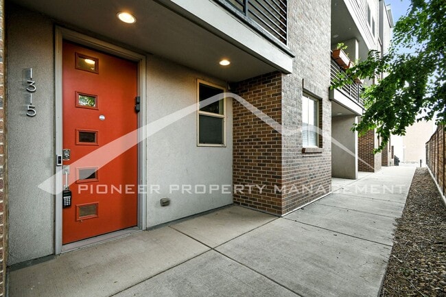 Primary Photo - Modern Townhouse with Central AC and Rooft...
