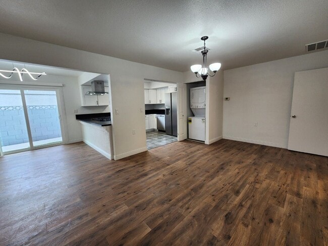 Building Photo - Renovated Beauty with a full-service Casita