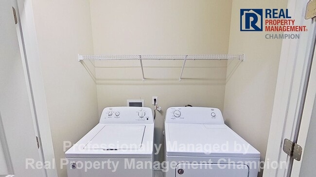 Building Photo - Beautiful Townhome with Open Floorplan and Covered Patio