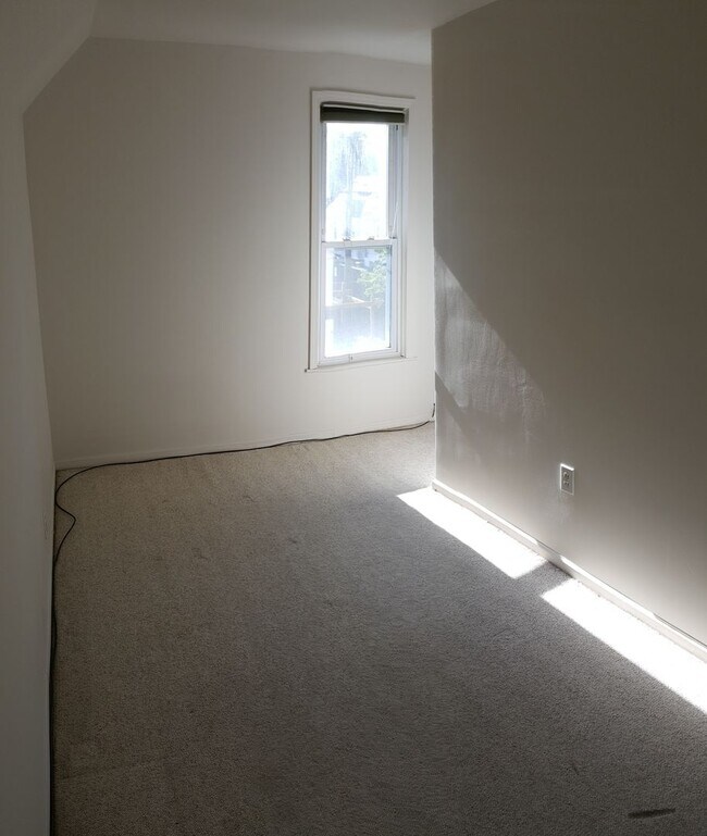 Building Photo - Spacious home in downtown Royal Oak!
