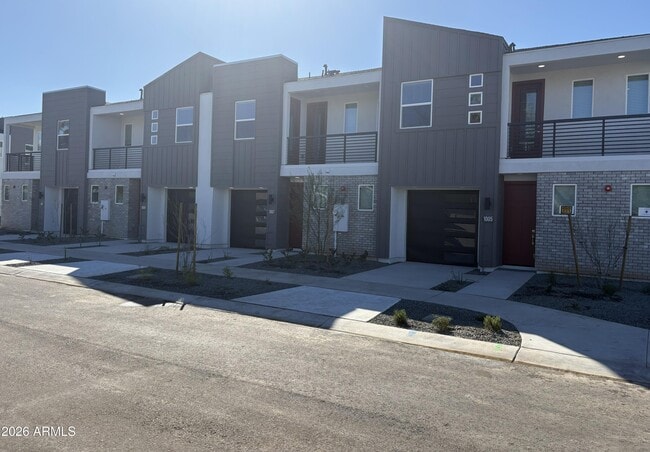 Building Photo - 1009 E Pasadena Ave