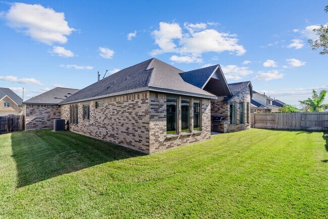 Building Photo - 2210 Bristlegrass Dr