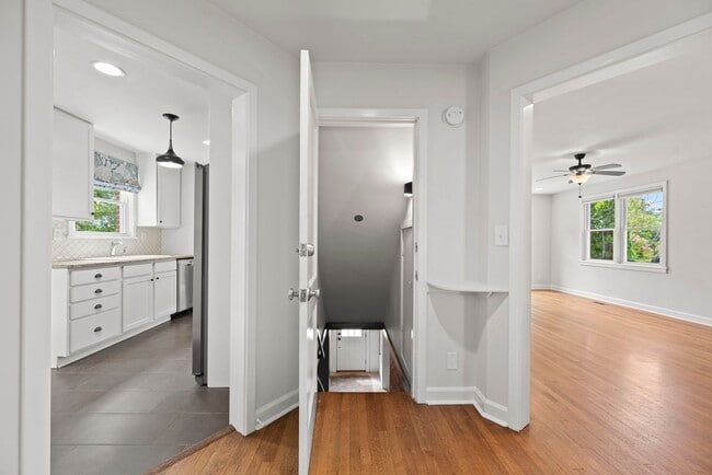 Building Photo - Knoxville 37909 - 3 bedroom 2 bath - call ...