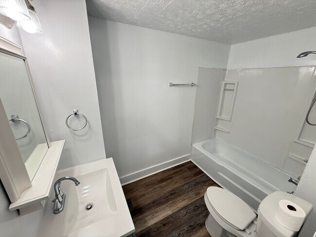 Building Photo - 5BR 1BA Home w/ Covered Patio • New Kitchen • Off-Street Parking in Akron