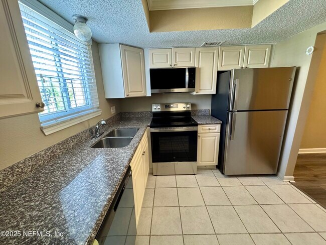 Building Photo - 6526 La Mirada Dr E