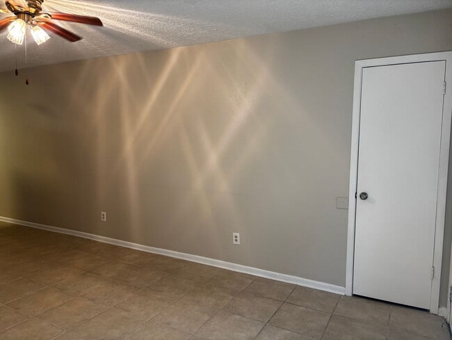 Building Photo - 2 bedroom 2 bath