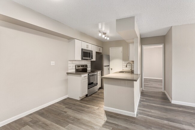 B2 Renovated - 2 Bed 2 Bath - Rise Thunderbird