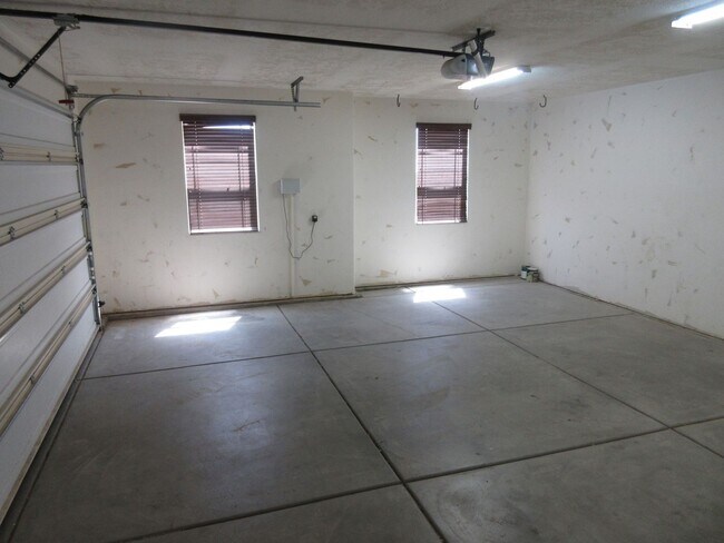 Building Photo - Move-In Bonus!!! 5 bedroom, 3 bath Single Family Home