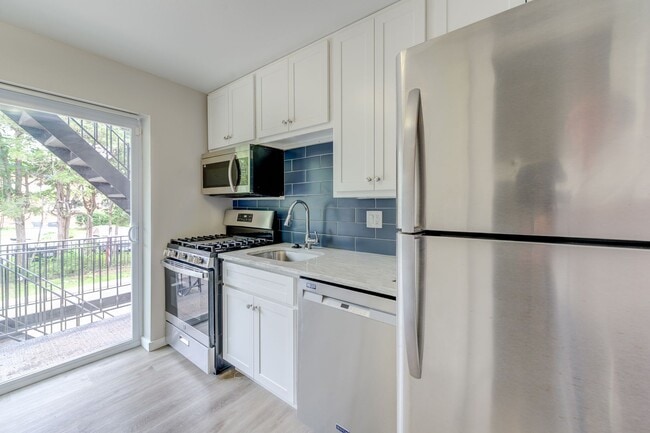 Building Photo - Updated 2 Bedroom Condo with a Move-In Spe...