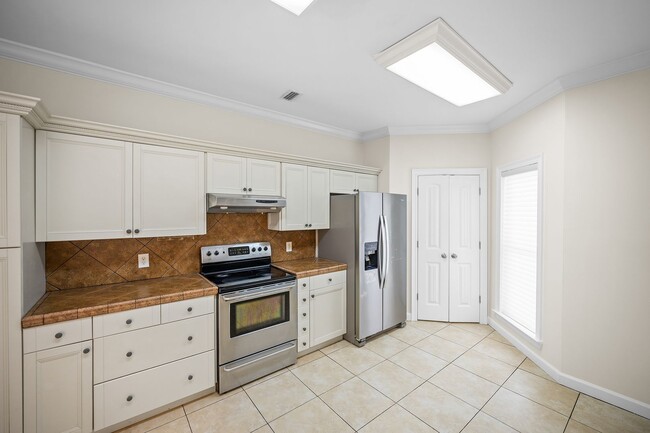 Building Photo - 11750 Village Green Dr