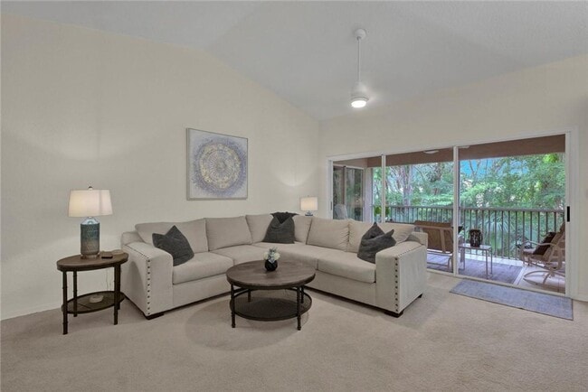 Building Photo - 3/2 Condo available in Emerald Bay!