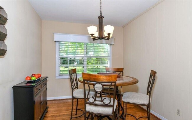 Building Photo - Beautiful three Bedroom One Bathroom For Rent