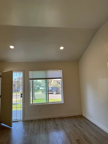 High ceiling and lots of light - 2820 Vineyard Ave