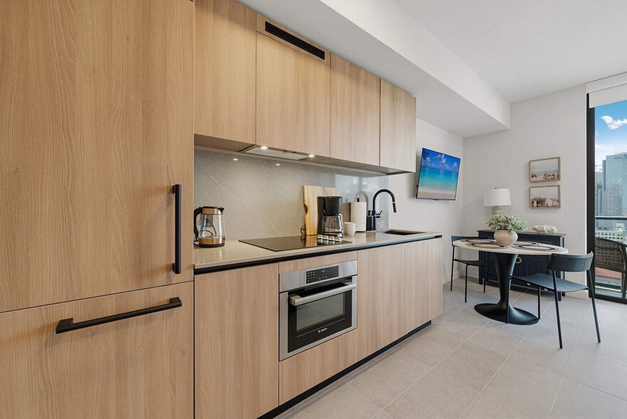 Building Photo - 121 NE 5th St