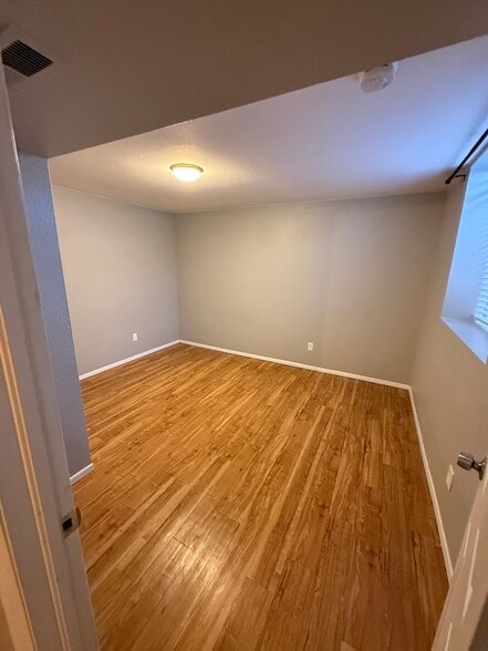 Building Photo - 1917 Oakwood Dr