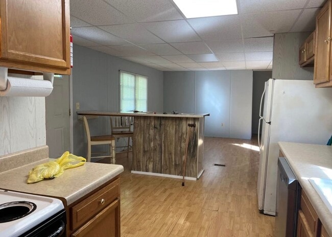 Building Photo - 2 bedroom 2 bath mobile home for rent on half acre!